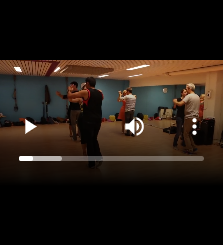 capture écran d'un vidéo présentant trois couples s'apprétant à danser dans une salle